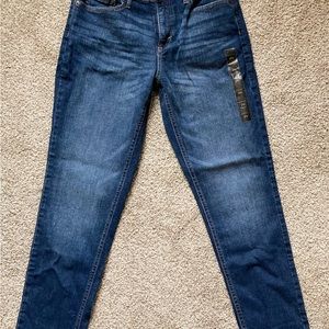 Banana Republic girlfriend jeans, NWT. Comfy and versatile! Size 4/27.